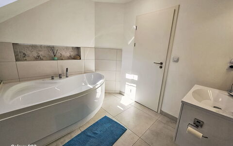 Casa Lenka: Flooring, Plumbing Fixture, Bathroom, Bathtub, Floor, Interior Design, Tap, Plumbing, Sink, Room