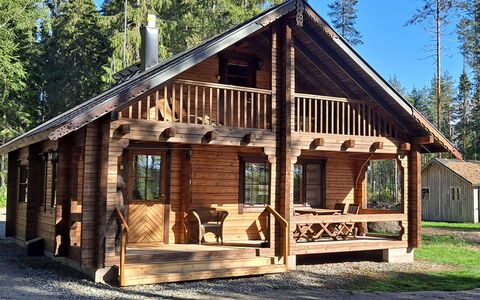 Alapytinki: Wood, Cottage, Log Cabin, Roof, Hardwood, Siding, Hut, Garden Buildings, Wood Stain, Porch