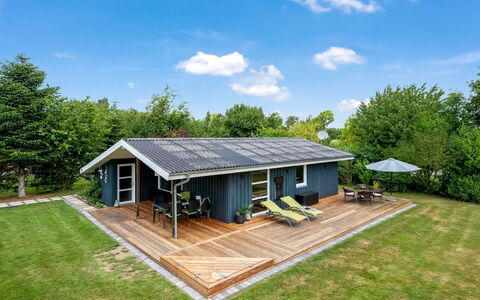 Ellie - 500M from the Sea: Cottage, Backyard, Yard, Garden Buildings, Shed, Siding, Outdoor Furniture, Log Cabin, Outdoor Structure, Shack