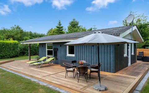 Ellie - 500M from the Sea: Cottage, Backyard, Yard, Garden Buildings, Shed, Siding, Outdoor Furniture, Log Cabin, Outdoor Structure, Shack