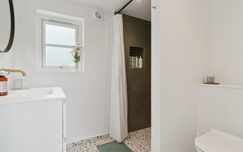 Hermine - 250M from the Sea: Flooring, Bathroom, Wall, Floor, Interior Design, Plumbing Fixture, Toilet, Ceiling, Toilet Seat, Plumbing