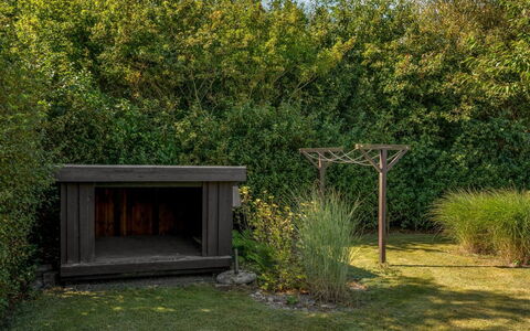 Anelise - 800M to the Fjord: Shrub, Garden, Backyard, Canidae