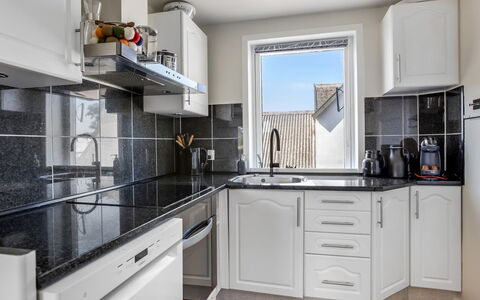 Paale - 208M from the Sea: Kitchen, Kitchen Appliance, Countertop, Cabinetry, Major Appliance, Home Appliance, Interior Design, Flooring, Sink, Kitchen Sink