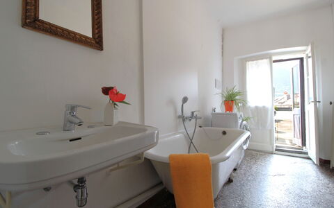 Casa Zaira: Plumbing Fixture, Bathroom Sink, Interior Design, Plumbing, Tap, Floor, Sink, Bathroom, Houseplant, Mirror