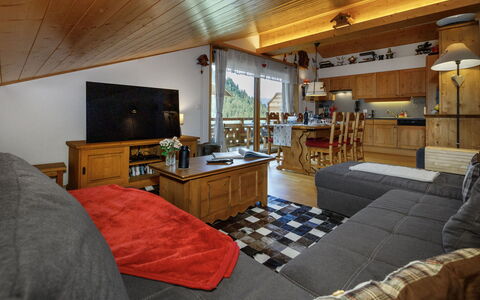 Mon Abri B: Furniture, Interior Design, Couch, Flooring, Ceiling, Wood, Television, Living Room, Room, Floor