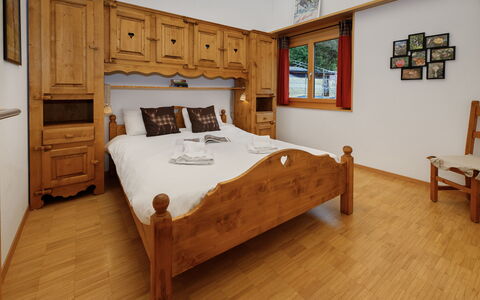 Mon Abri B: Furniture, Bed, Bedroom, Wood, Interior Design, Bed Sheet, Bedding, Flooring, Room, Floor