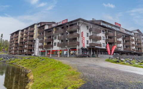 Ruka Ski Chalets Ii Huoneisto 2605: Building, Apartment, Facade, Condominium, Urban Design, Commercial Building, Mixed-Use, Balcony, Parking, Winter