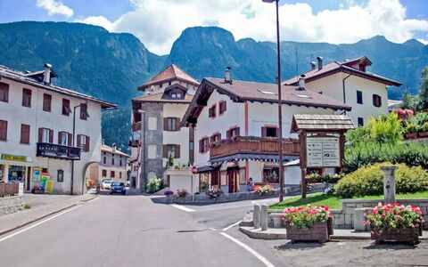 Tra le Piste: Furniture, Interior Design, Wood, Flooring, Room, Floor, Couch, Ceiling, Living Room, Home