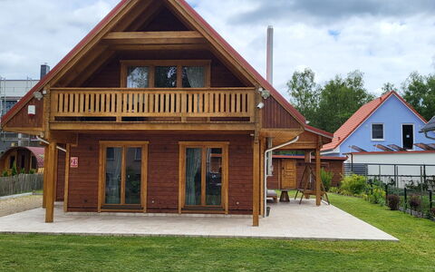 Seeblick 21: Wood, Roof, Cottage, Home, Porch, Siding, Wood Stain, Hardwood, Log Cabin, Design