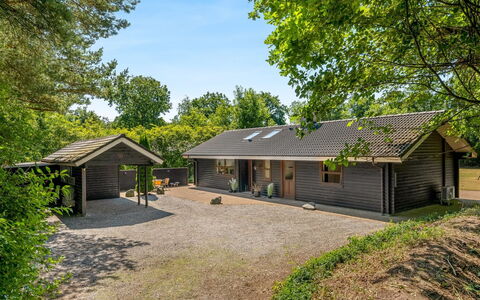 Lillebror - 12Km from the Sea: Building, Roof, House, Home, Cottage, Rural Area, Estate, Siding, Garden Buildings, Driveway