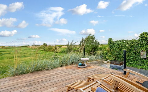 Bondi - 75M from the Sea: Grass, Grassland, Land Lot, Cottage, Rural Area, Meadow, Garden Buildings, Garden, Shed