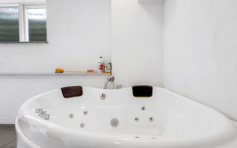 Jonce - 800M from the Sea: Bathtub, Plumbing Fixture, Interior Design, Flooring, Bathroom, Floor, Plumbing, Room, Ceiling