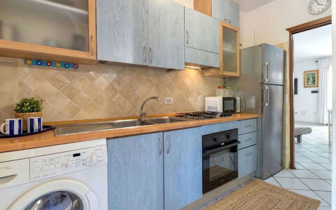 Rais 13: Major Appliance, Kitchen Appliance, Kitchen, Flooring, Countertop, Wood, Floor, Interior Design, Cabinetry, Home Appliance