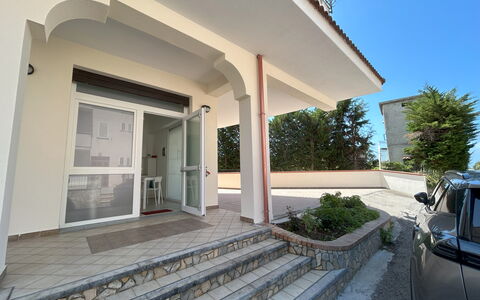Case Martorelli - Belvedere Marittimo: Floor, Balcony, Luxury Vehicle, Column, Plaster, Home Door, Daylighting, Outdoor Structure