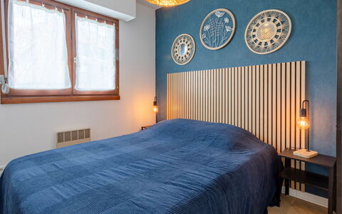 Les Jardins de la Plage: Bed, Bedding, Interior Design, Bedroom, Bed Sheet, Furniture, Wall, Wood, Linens, Ceiling