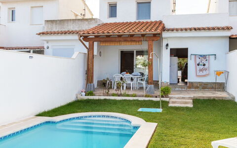 Montalt i: Water, Building, Property, Window, Plant, White, Swimming Pool, Green, Azure, Architecture