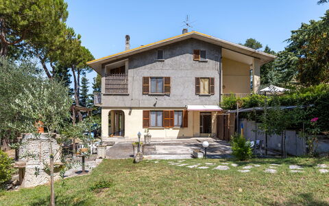 La Pineta Holiday Homes: Building, Window, Home, House, Residential Area, Door, Cottage, Balcony, Estate, Driveway