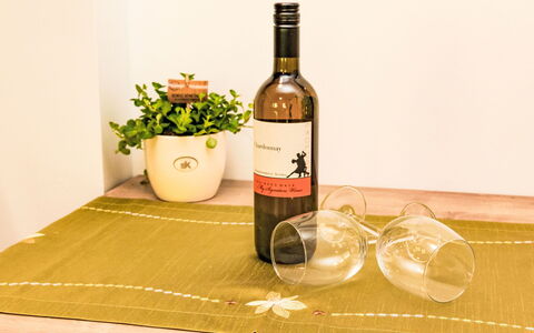 Längenfeld 290: Bottle, Tableware, Drinkware, Glass Bottle, Table, Wine Bottle, Wine