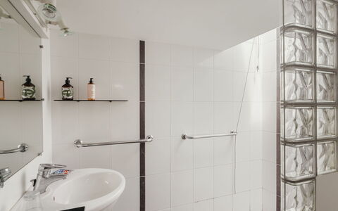 Men Gwenn: Interior Design, Plumbing Fixture, Flooring, Plumbing, Bathroom, Ceiling, Tile, Glass, Design