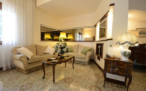 Casa Silvia: Furniture, Interior Design, Couch, Flooring, Floor, Ceiling, Living Room, Room, Lighting, Home