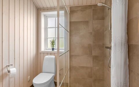 Hellevi - 900M from the Sea: Flooring, Floor, Wall, Toilet Seat, Wood, Toilet, Plumbing Fixture, Bathroom, Interior Design, Plumbing