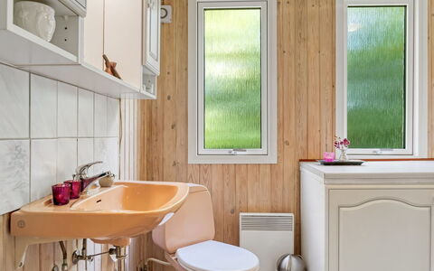 Sallie - 500M to the Fjord: Plumbing Fixture, Bathroom, Wood, Flooring, Interior Design, Sink, Floor, Bathroom Sink, Tap, Plumbing