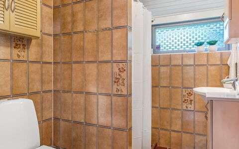Anne - 30Km from the Sea: Wall, Bathroom, Plumbing Fixture, Flooring, Floor, Interior Design, Tile, Plumbing, Toilet, Tap