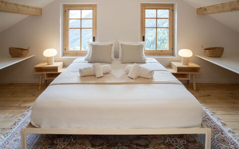 Quinette: Furniture, Interior Design, Flooring, Wood, Floor, Bedroom, Ceiling, Bed, Textile, Lighting