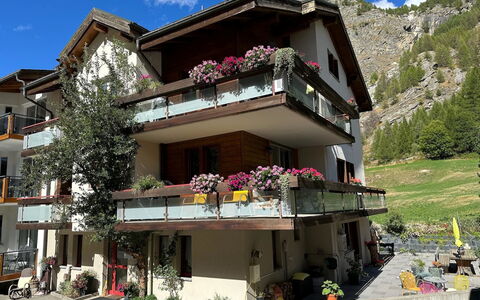 Alouette: House, Balcony
