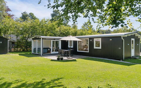 Guthfrith - 1.4Km from the Sea: Vegetation, Shrub, Spring, Cottage, Garden, Shade, Backyard, Yard, Chair