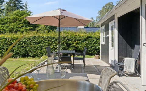 Guthfrith - 1.4Km from the Sea: Vegetation, Shrub, Spring, Cottage, Garden, Shade, Backyard, Yard, Chair