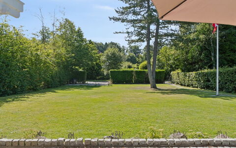 Guthfrith - 1.4Km from the Sea: Vegetation, Shrub, Spring, Cottage, Garden, Shade, Backyard, Yard, Chair