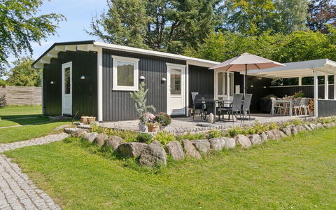 Guthfrith - 1.4Km from the Sea: Vegetation, Shrub, Spring, Cottage, Garden, Shade, Backyard, Yard, Chair