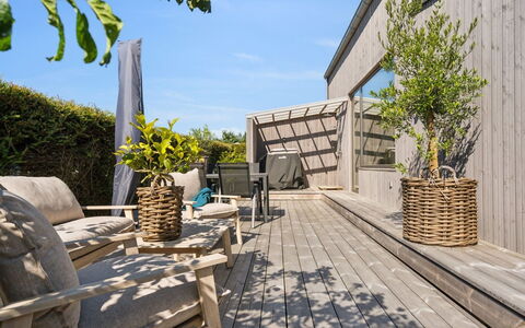 Elvie - 150M from the Sea: Wood, Home, Porch, Deck, Hardwood, Roof, Wood Stain, Wood Flooring, Eco Hotel