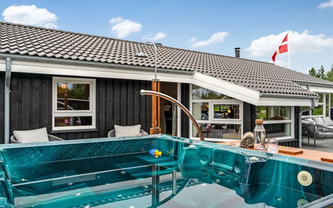 Eeske - 2.5Km from the Sea: Blue, Shrub, Cottage, Groundcover, Garden, Estate, Shade, Landscaping, Farmhouse, Eco Hotel