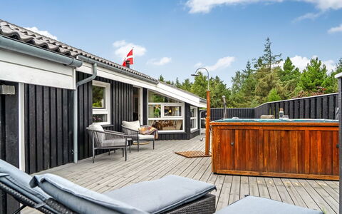 Eeske - 2.5Km from the Sea: Blue, Shrub, Cottage, Groundcover, Garden, Estate, Shade, Landscaping, Farmhouse, Eco Hotel