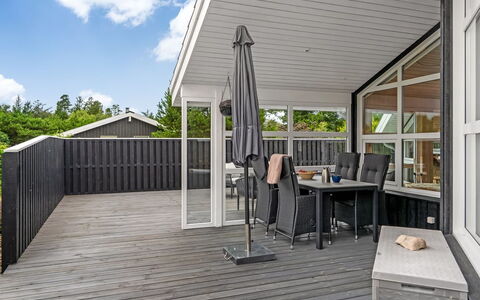 Eeske - 2.5Km from the Sea: Blue, Shrub, Cottage, Groundcover, Garden, Estate, Shade, Landscaping, Farmhouse, Eco Hotel