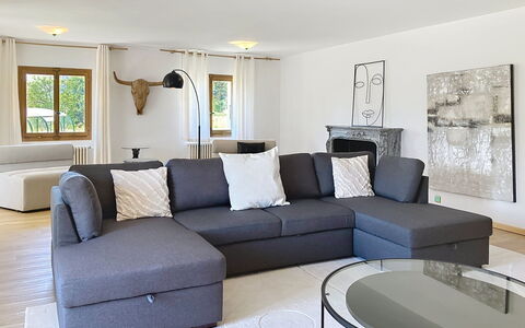 Champ de Brent: Furniture, Couch, Flooring, Interior Design, Living Room, Floor, Table, Home, Apartment