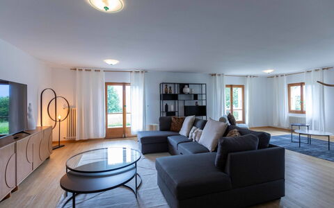 Champ de Brent: Interior Design, Flooring, Furniture, Floor, Wood, Ceiling, Couch, Living Room, Lighting, Wood Flooring