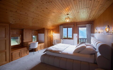 Champ de Brent: Bedroom, Bed, Interior Design, Ceiling, Bedding, Bed Sheet, Furniture, Floor, Flooring, Room