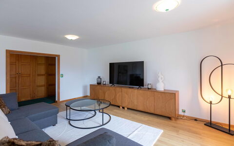 Champ de Brent: Interior Design, Flooring, Furniture, Wood, Floor, Ceiling, Lighting, Couch, Living Room, Room