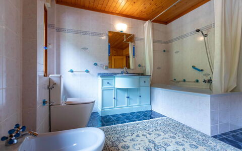 Champ de Brent: Flooring, Bathroom, Plumbing Fixture, Interior Design, Floor, Bathroom Sink, Tap, Sink, Tile, Ceiling
