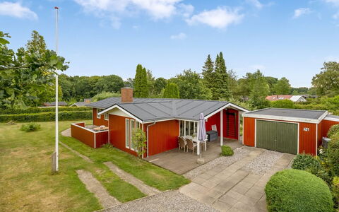 Wiggi - 250M from the Sea: House, Roof, Residential Area, Home, Cottage, Estate, Suburb, Garden, Lawn, Landscaping