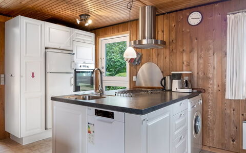 Wiggi - 250M from the Sea: Kitchen, Kitchen Appliance, Major Appliance, Wood, Countertop, Ceiling, Interior Design, Home Appliance, Flooring, Refrigerator