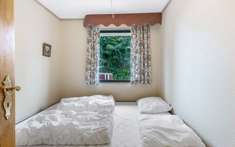Wiggi - 250M from the Sea: Wall, Bed, Bedroom, Wood, Interior Design, Floor, Flooring, Bed Sheet, Furniture, Bedding