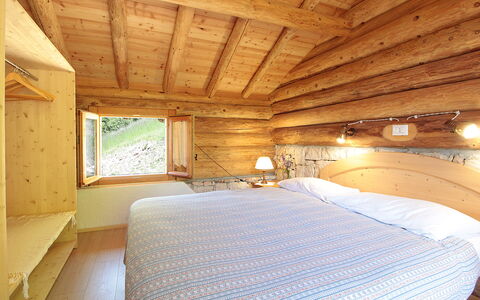 Baita Costa Di Gial: Wood, Interior Design, Flooring, Ceiling, Room, Hardwood, Wood Stain, Linens, Bedroom, Bed