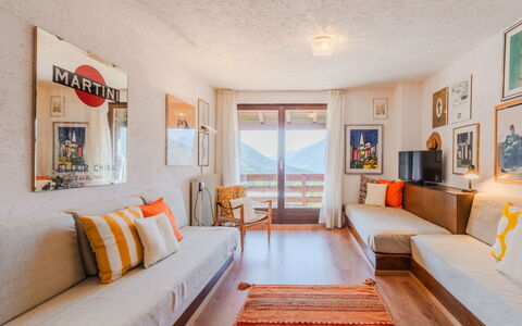 La Mira: Furniture, Interior Design, Couch, Flooring, Wood, Floor, Living Room, Ceiling, Room, Apartment