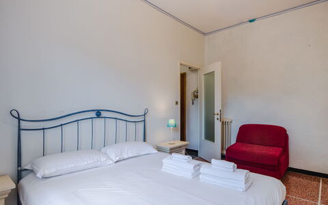 Ghiba: Bed, Bedroom, Bed Frame, Bedding, Apartment, Bed Sheet, Hotel, Linens
