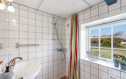 Reinhard - from the Sea: Plumbing Fixture, Plumbing, Floor, Composite Material, Tap, Ceiling, Sink, Bathroom, Tile, Design