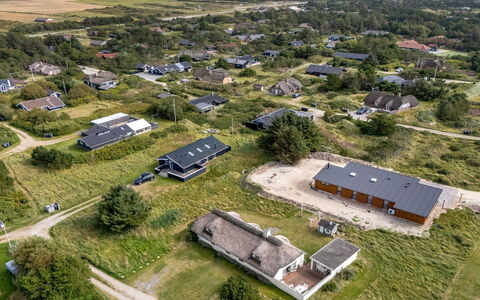 Reinhard - from the Sea: Roof, Home, Plain, Landscape, Ecoregion, Land Lot, House, Rural Area, Cottage, Estate